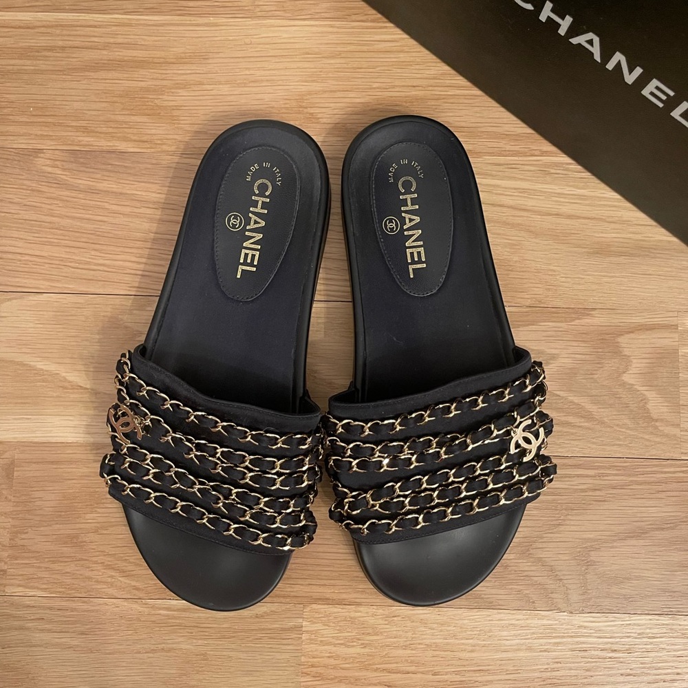 Chanel slides pre owned in excellent condition        Size 39
